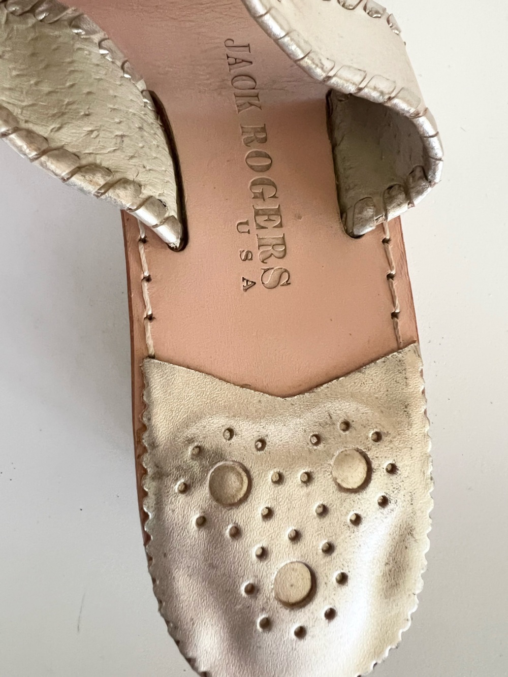 Jack Rogers Mid Wedge 2" Leather Thong Sandals in Metallic Platinum, 8M - Picture 10 of 13